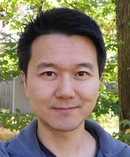 Jingjin Yu Headshot
